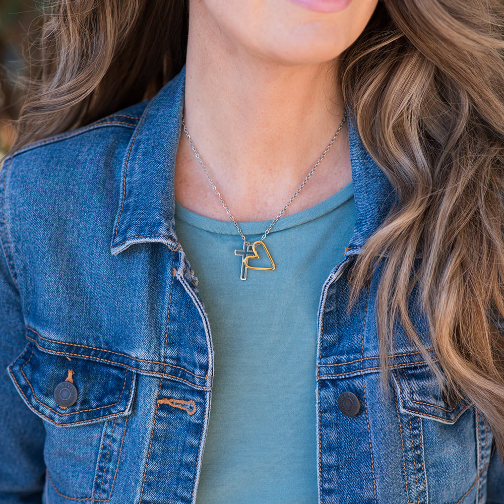 Collar de cruz de corazón abierto